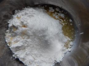 加入白糖及鸡蛋