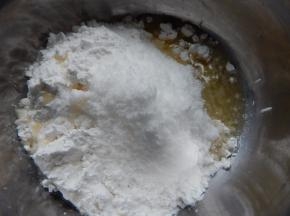 加入白糖及鸡蛋