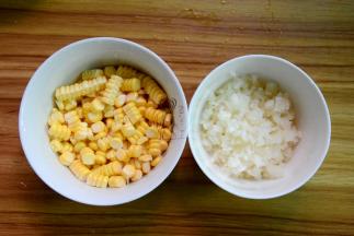 马蹄去皮切小粒，玉米剥粒洗净