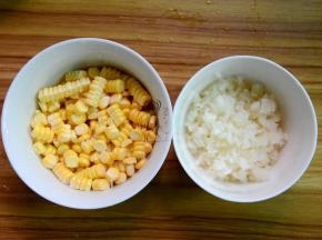 马蹄去皮切小粒，玉米剥粒洗净