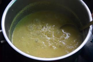 玉米汁倒入锅中，烧开后加燕麦片搅拌煮至浓稠