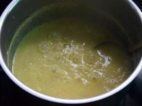 玉米汁倒入锅中，烧开后加燕麦片搅拌煮至浓稠