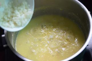 加入马蹄粒，搅匀稍煮一会儿