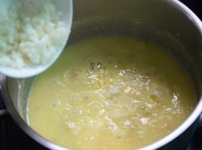 加入马蹄粒，搅匀稍煮一会儿