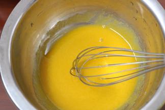 2.蛋黄中加入10克糖搅拌至乳化