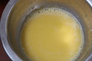 3.蛋黄中加入水和油搅拌均匀