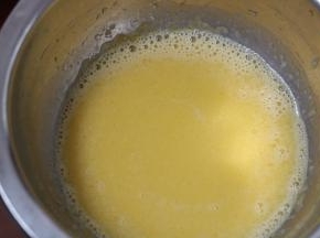 3.蛋黄中加入水和油搅拌均匀