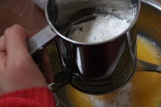 4.筛入低筋面粉 搅拌到没干粉为止 不可以过分的搅拌，以免面粉出筋