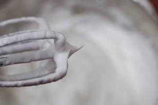 5.蛋白分三次加糖打发至硬性发泡（做纸杯蛋糕用硬性发泡出炉后不会塌不会回缩）