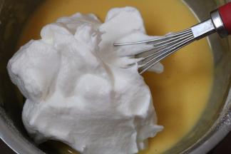 6.取三分之一的蛋白霜放入蛋黄糊中 切拌或者翻拌均匀（不可搅拌 以免消泡）再倒回蛋白霜里切拌或者翻拌均匀