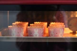 7.倒入纸杯中8分满，放入预热好的烤箱内180度20分钟 中层