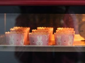 7.倒入纸杯中8分满，放入预热好的烤箱内180度20分钟 中层