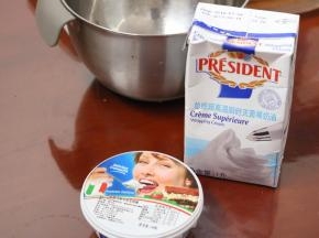 8.出炉放凉，这期间我们准备装饰 淡奶油100克和马斯卡彭100克分别加糖打发