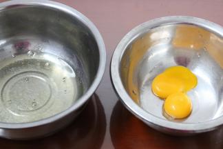 1.将蛋清蛋黄分离（蛋清盆里要保证无水无油无蛋黄）