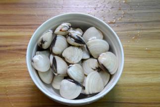 白贝用盐水浸泡一下刷干净