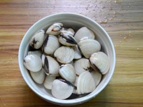 白贝用盐水浸泡一下刷干净