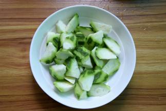 丝瓜去皮切滚刀块