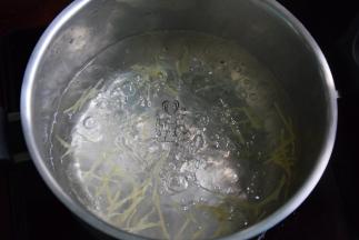在锅中加清水3碗，放入姜丝大火烧开