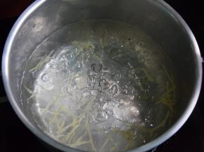 在锅中加清水3碗，放入姜丝大火烧开