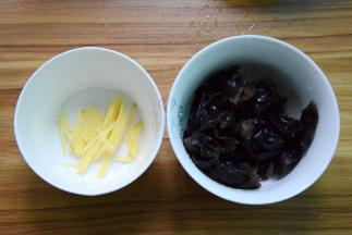 木耳洗净撕小朵；姜切姜丝