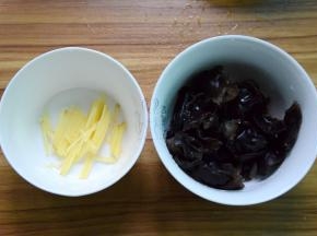 木耳洗净撕小朵；姜切姜丝