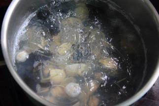 改中火，下白贝，煮至贝壳开口