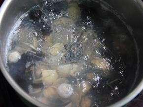 改中火，下白贝，煮至贝壳开口