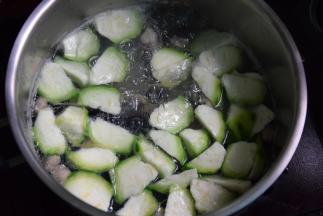 加入丝瓜稍滚，加盐、油调味就可以喝了~