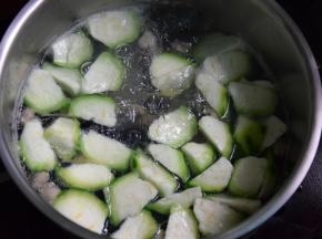 加入丝瓜稍滚，加盐、油调味就可以喝了~