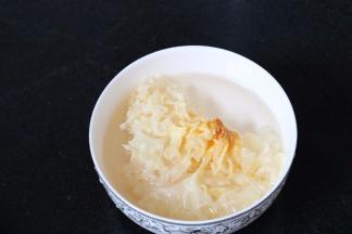 银耳泡发洗净