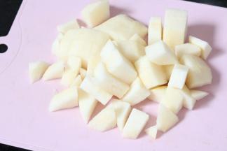 雪梨去皮切小块