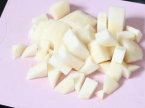 雪梨去皮切小块
