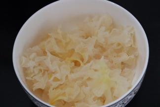 将泡发好的银耳控去多余的水份撕小朵