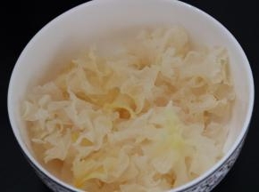 将泡发好的银耳控去多余的水份撕小朵
