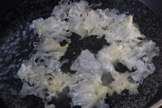 锅内放入1000毫升清水 放入银耳和冰糖 煮至冰糖化开