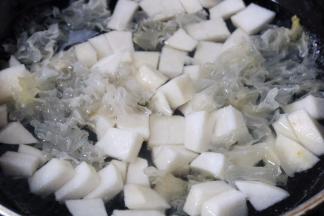 放入雪梨 煮至雪梨变软即可出锅