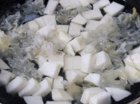 放入雪梨 煮至雪梨变软即可出锅