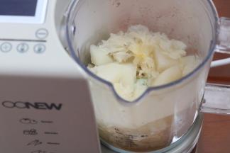 将银耳雪梨倒入辅食机内 再放入适量的刚才煮雪梨的汤汁
