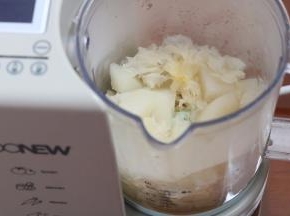 将银耳雪梨倒入辅食机内 再放入适量的刚才煮雪梨的汤汁