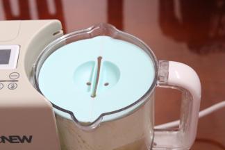 盖上防溅盖  这个机器太人性化了  有防溅盖子 后期特别好清理