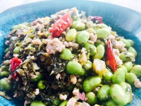 米饭杀手。现在是吃毛豆的季节，这道菜咸鲜可口，毛豆和雪菜中和了肉沫，一点都不腻。