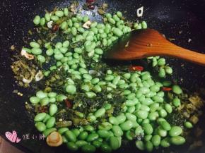 下入雪菜和断生的毛豆翻炒