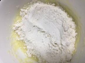 蛋白分三次倒入拌匀后，加入低筋面粉和盐翻拌均匀