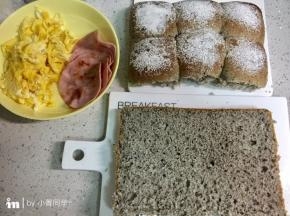 黑芝麻餐包是我自己做的，做了九个的，吃了三个，这里用到6个连着的。从中间横截面切开成上下两片。