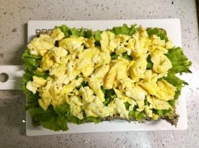 铺上煎蛋碎