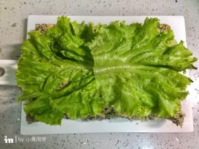 铺上洗净的生菜叶