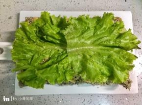 铺上洗净的生菜叶