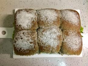 沿着分割线切开，分成6个小三明治。