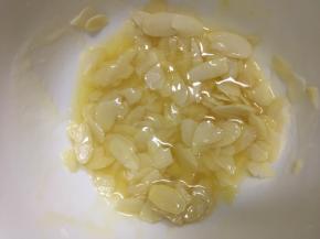 将黄油隔水加热融化，加入糖粉，麦芽糖和杏仁片拌匀