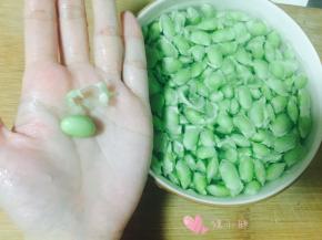 把毛豆泡水里搓洗，搓掉外面包裹的这层膜
